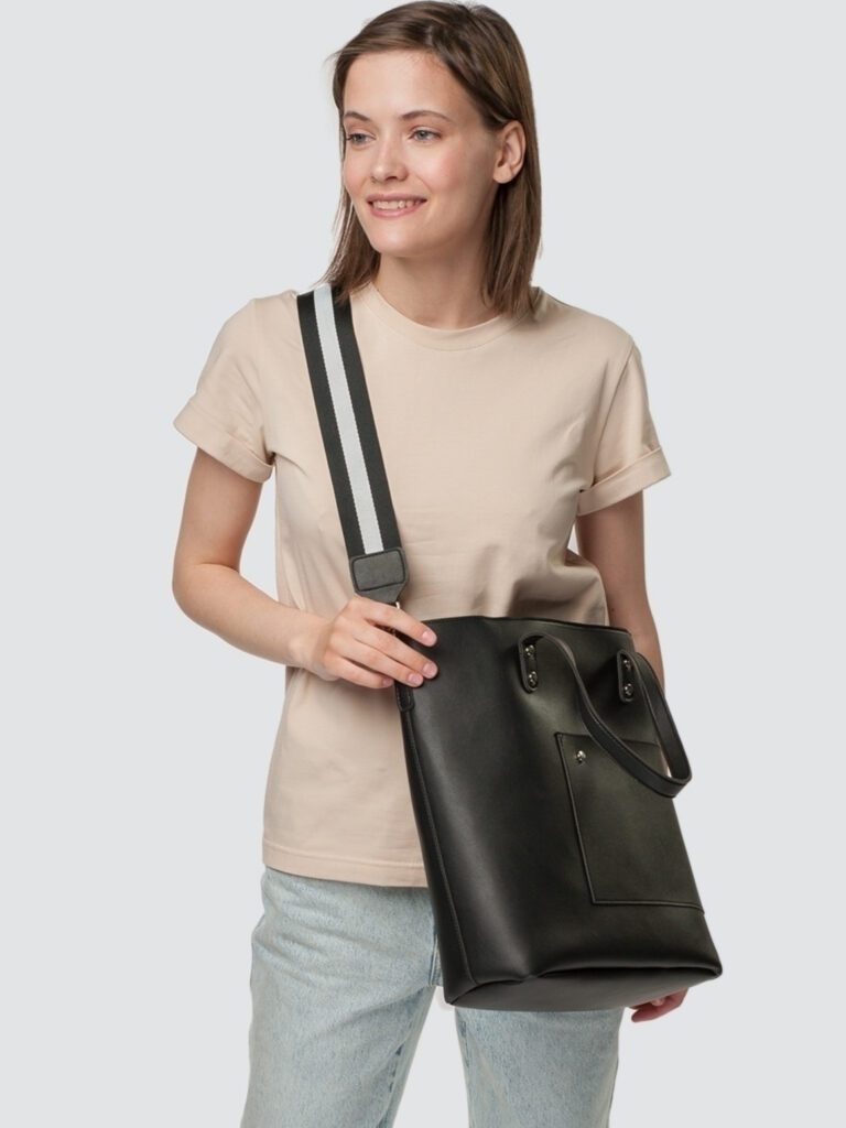 девушка с сумкой