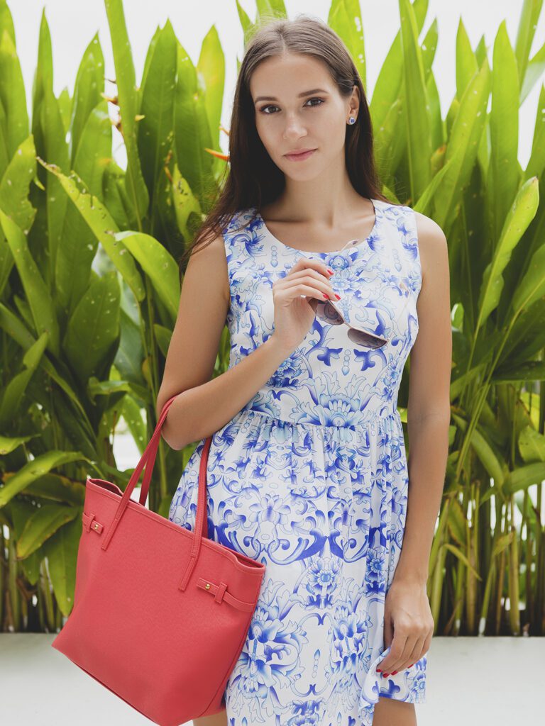 девушка с сумкой