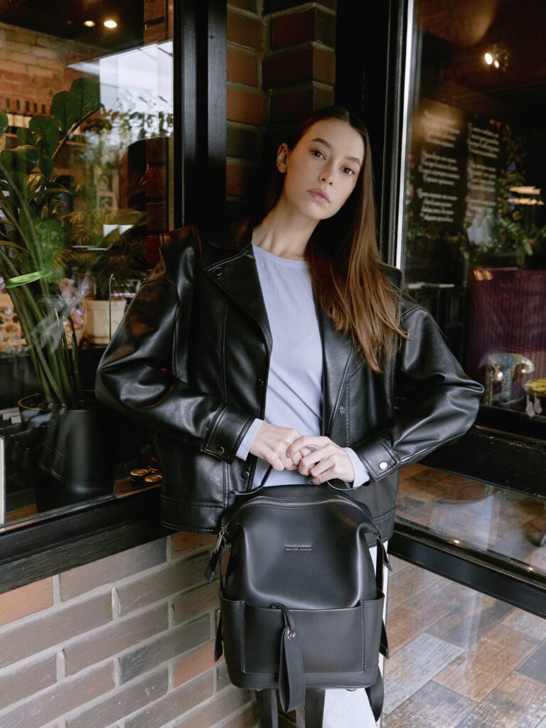 девушка с сумкой