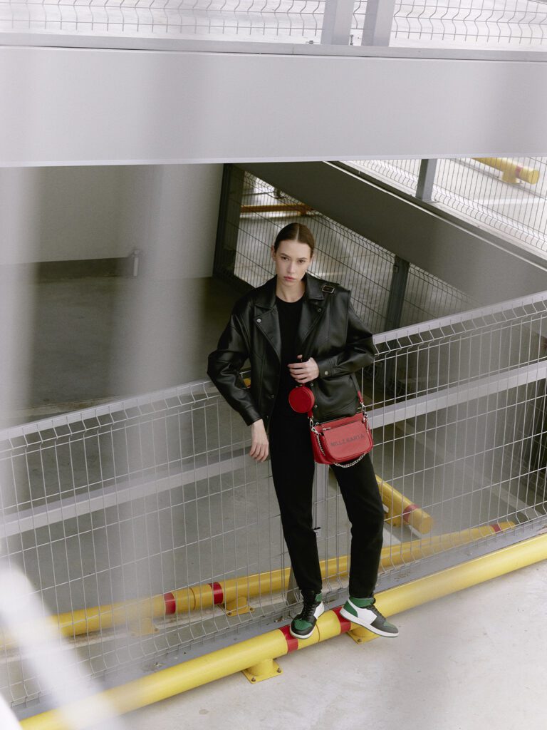 девушка с сумкой