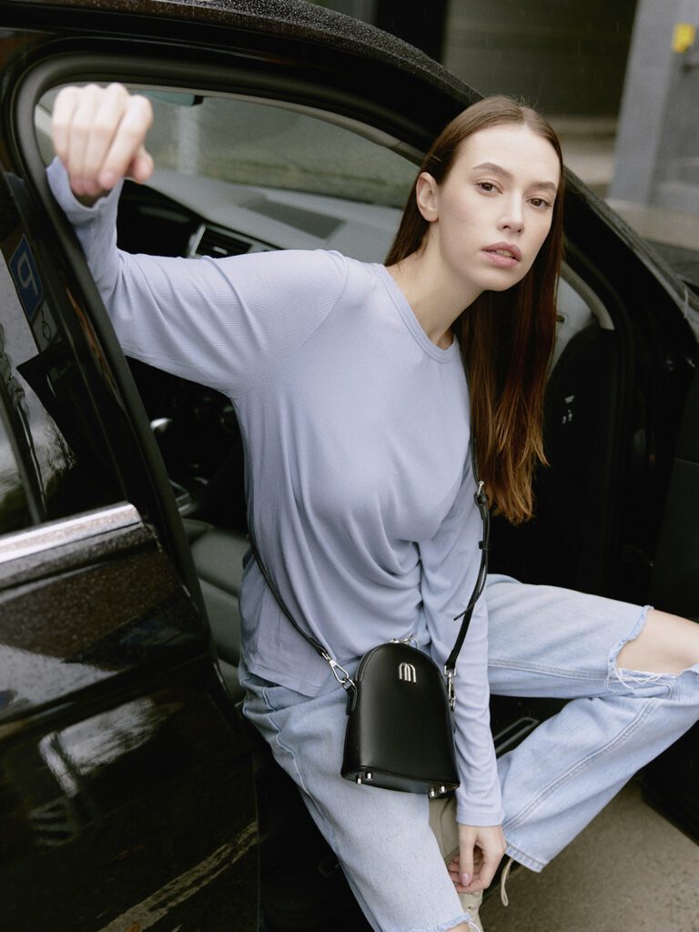 девушка с сумкой