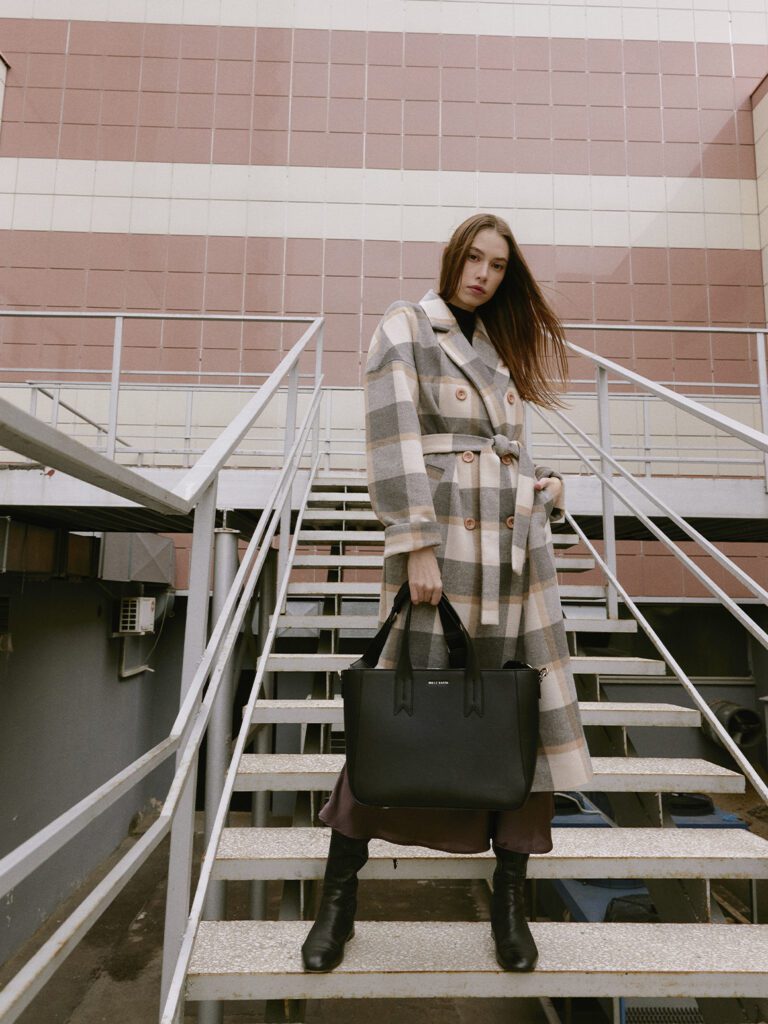 девушка с сумкой