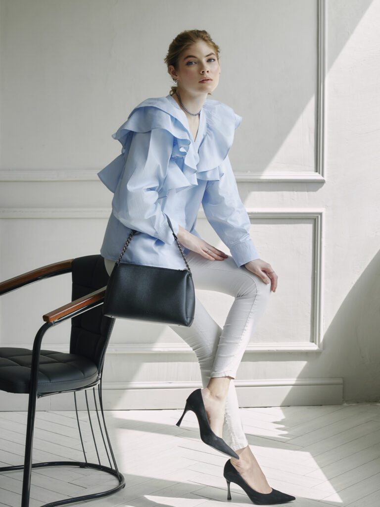 девушка с сумкой