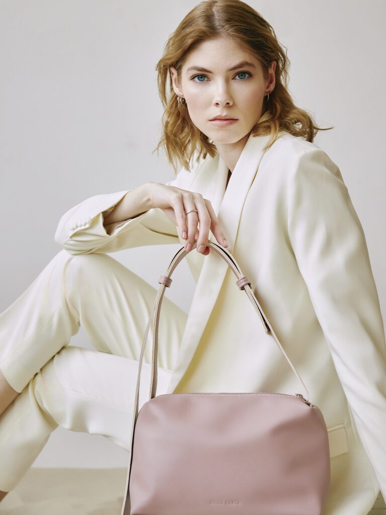 девушка с сумкой