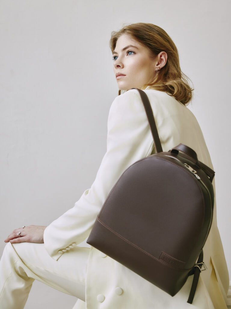 девушка с сумкой