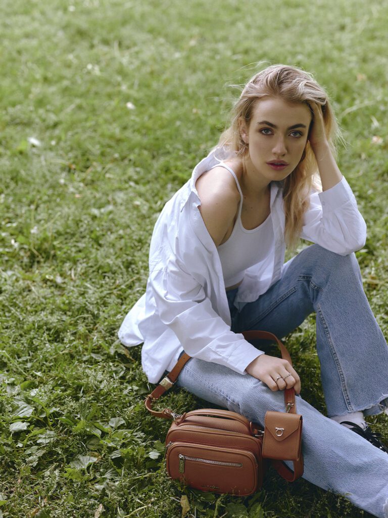 девушка с сумкой