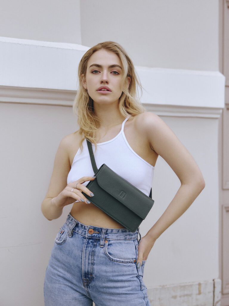 девушка с сумкой