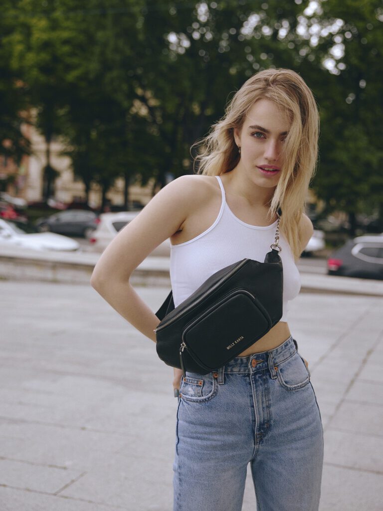 девушка с сумкой