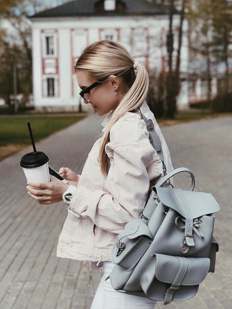 девушка с сумкой