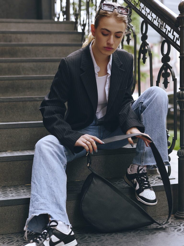 девушка с сумкой