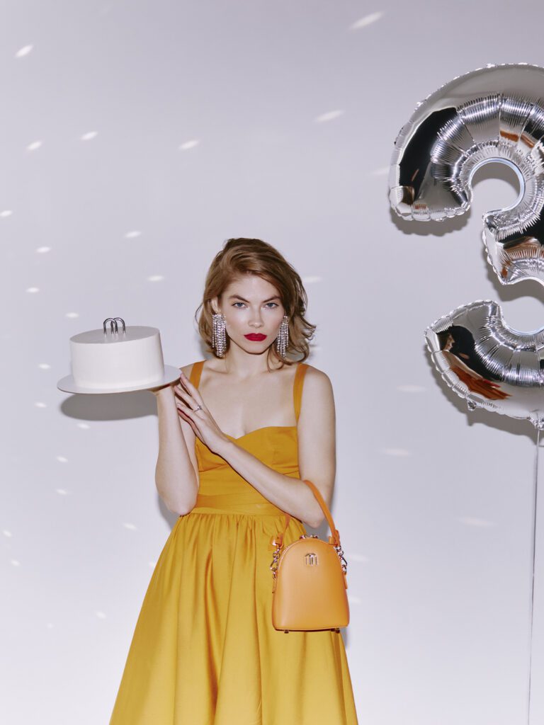 девушка с сумкой