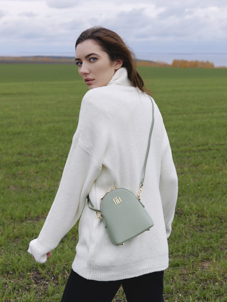 девушка с сумкой