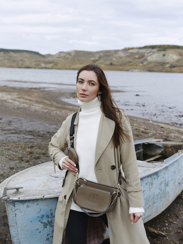 девушка с сумкой