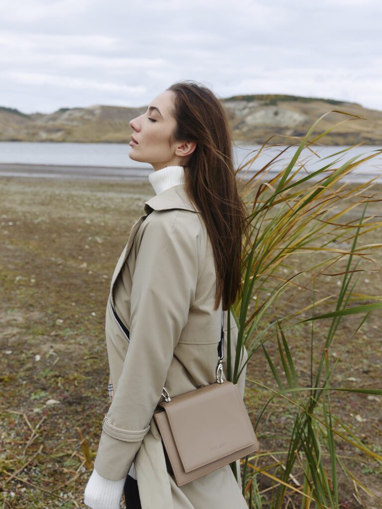 девушка с сумкой