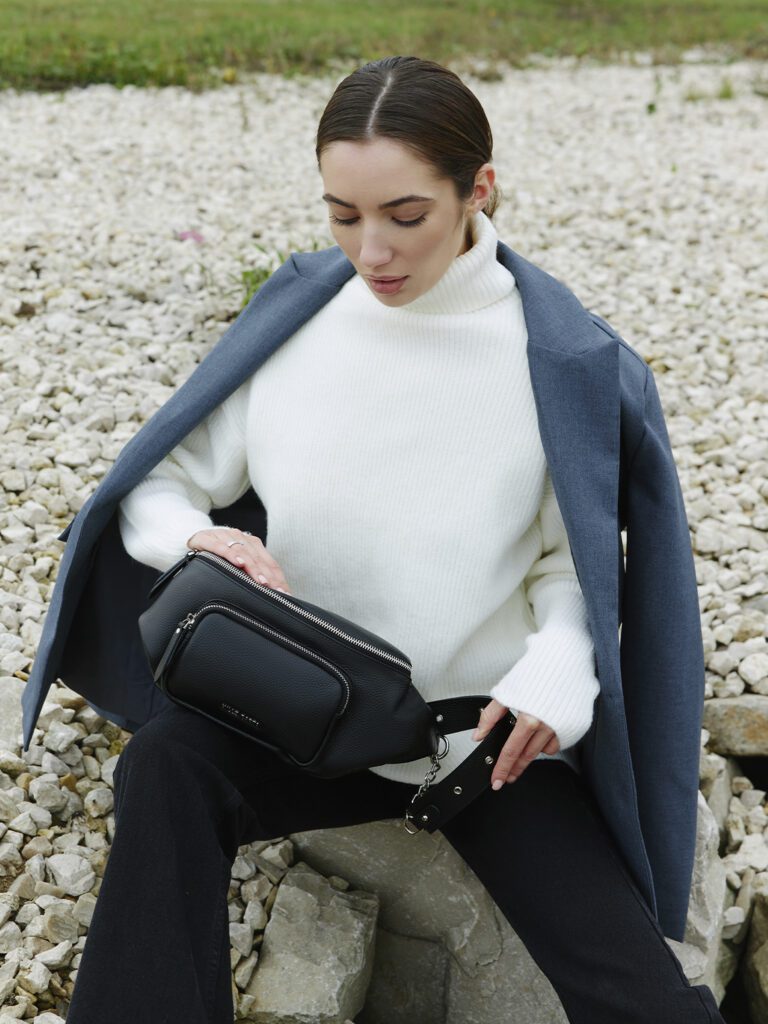 девушка с сумкой