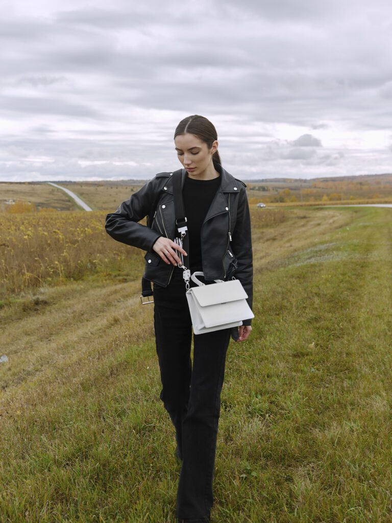 девушка с сумкой