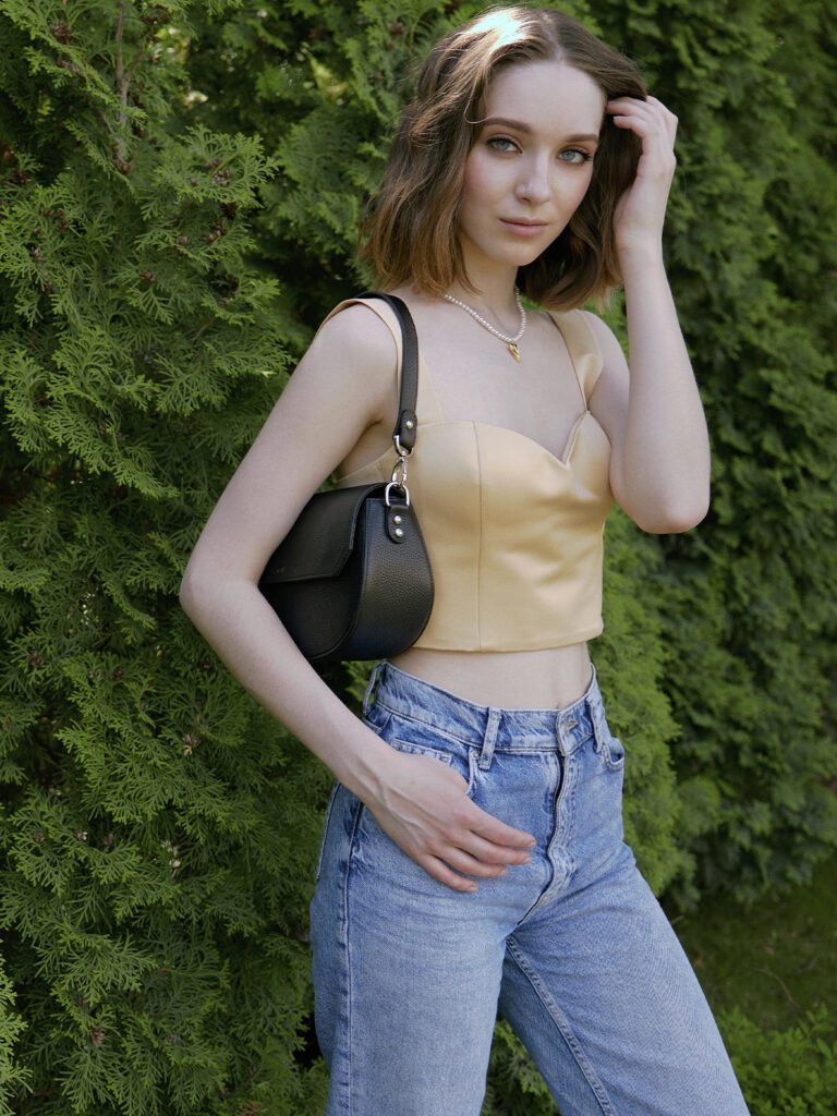 девушка с сумкой