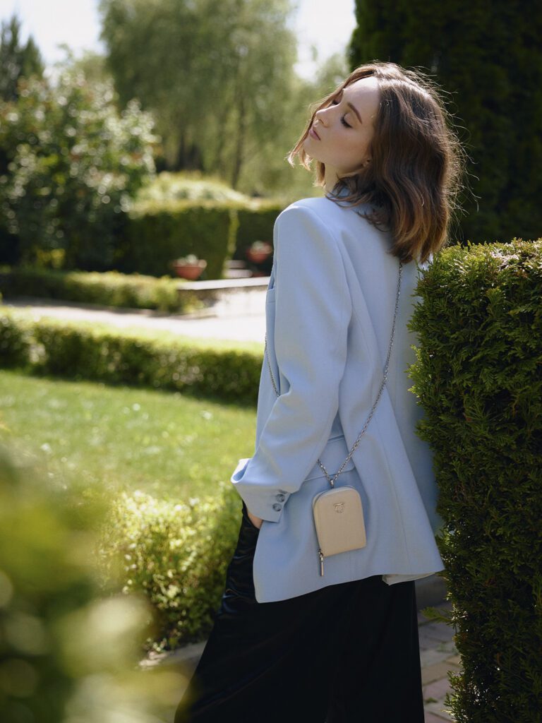 девушка с сумкой