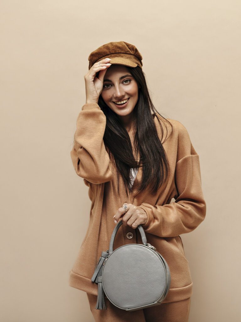 девушка с сумкой