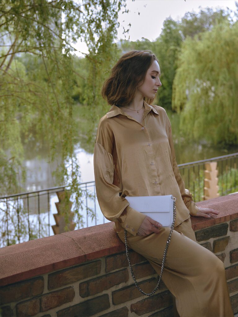 девушка с сумкой