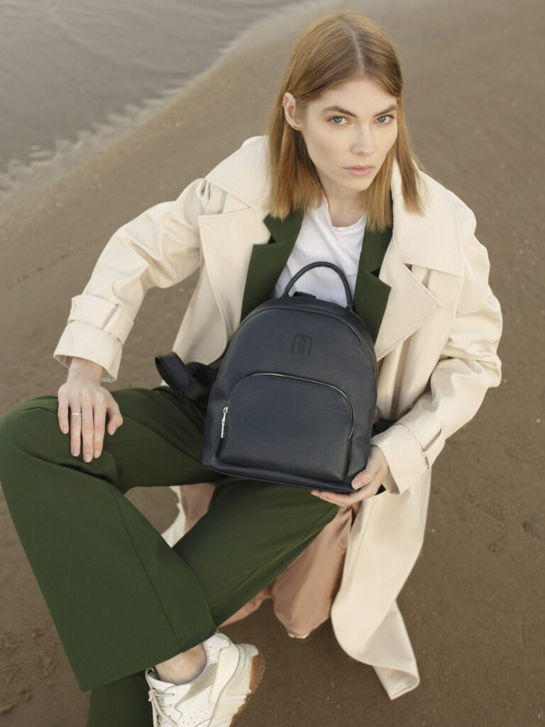 девушка с сумкой