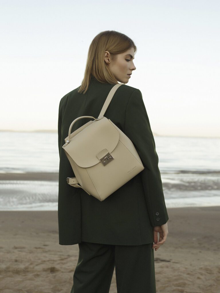 девушка с сумкой