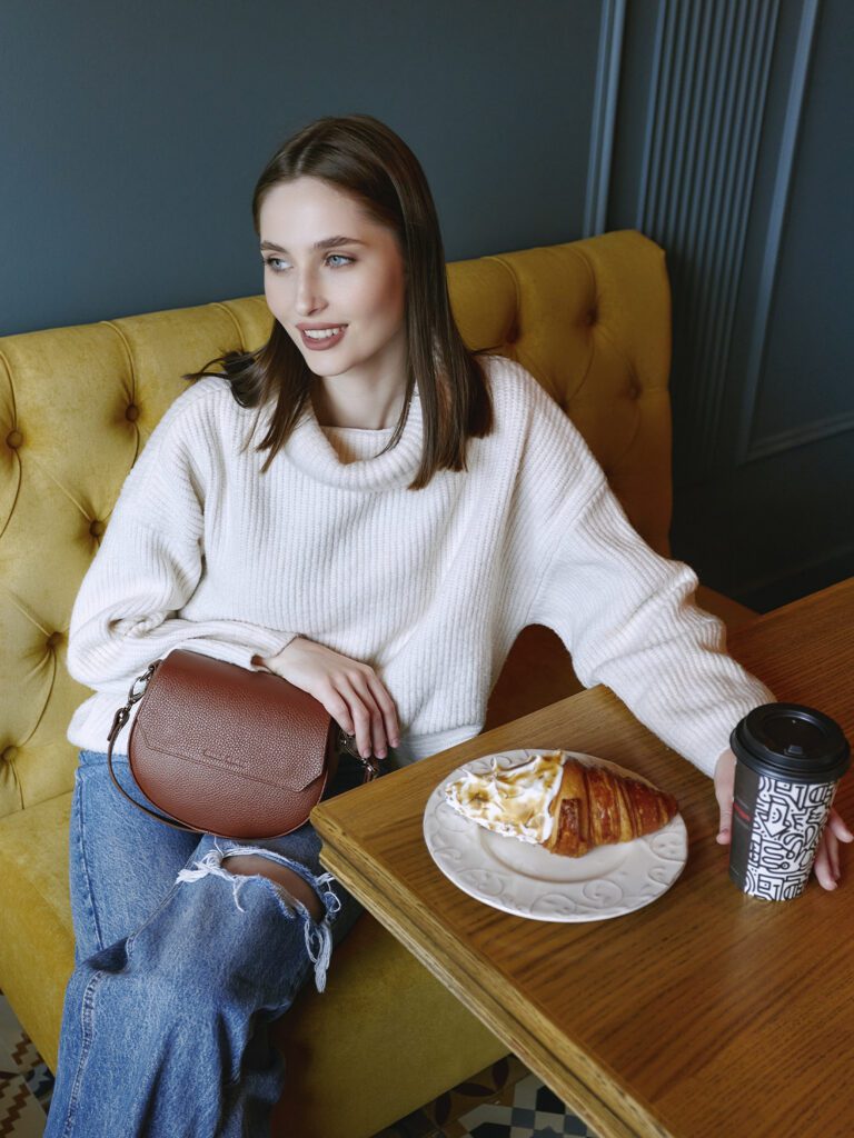 девушка с сумкой