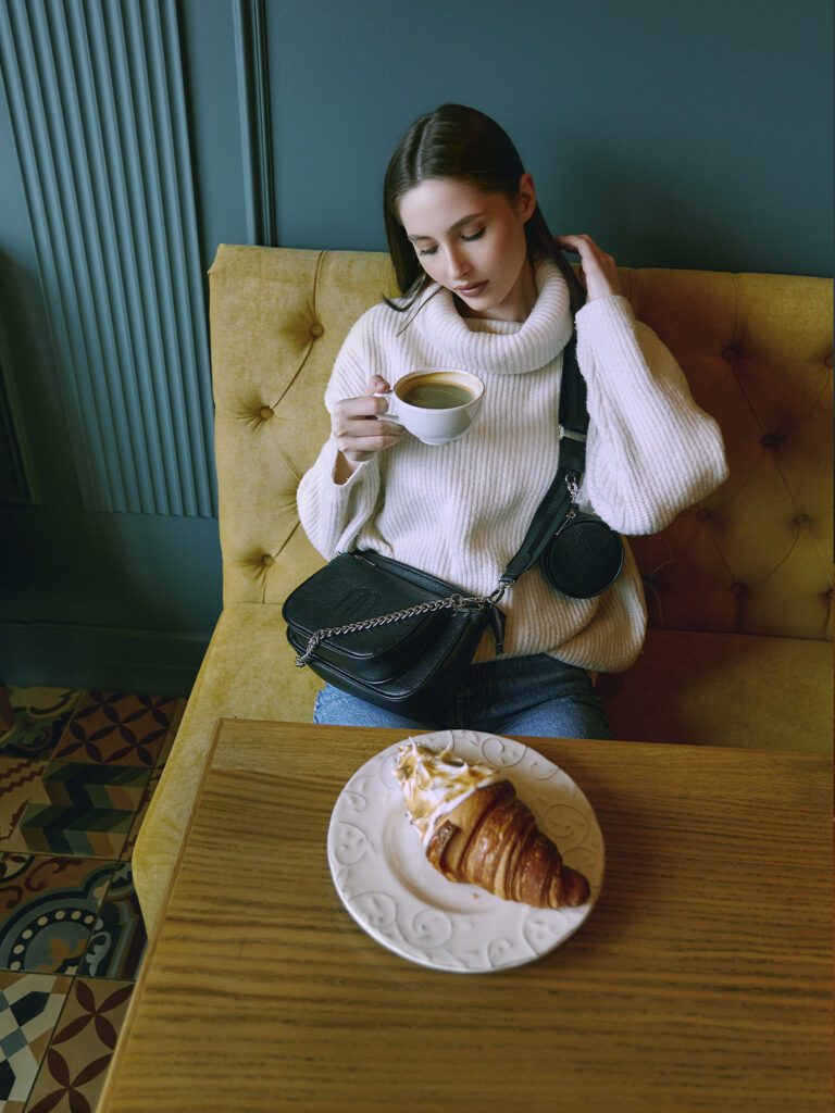 девушка с сумкой