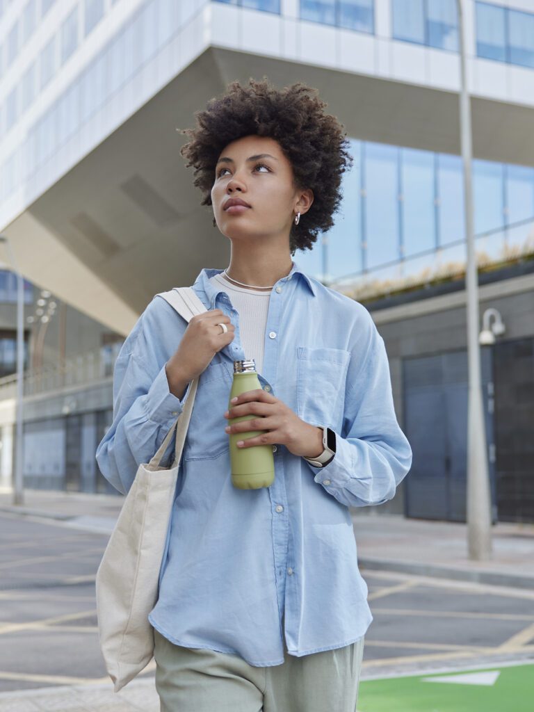 девушка с сумкой