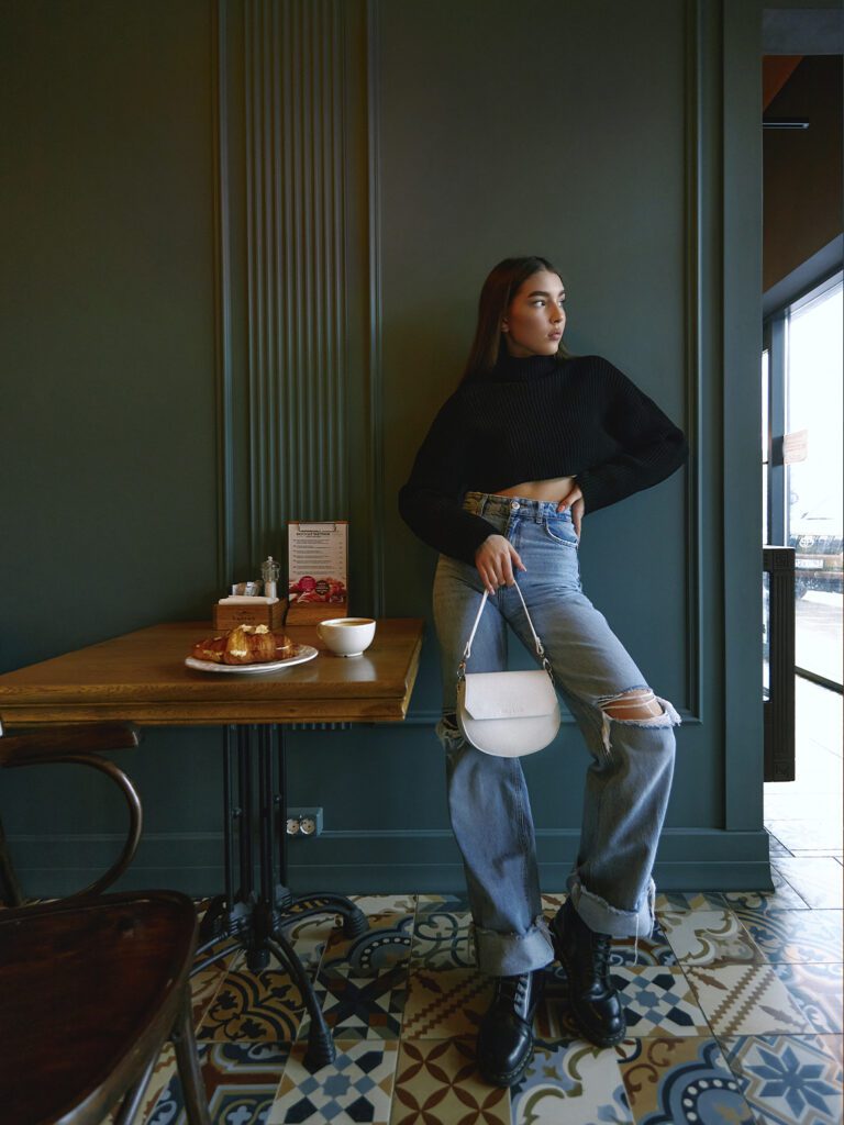 девушка с сумкой