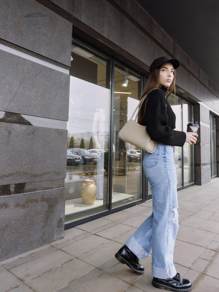 девушка с сумкой