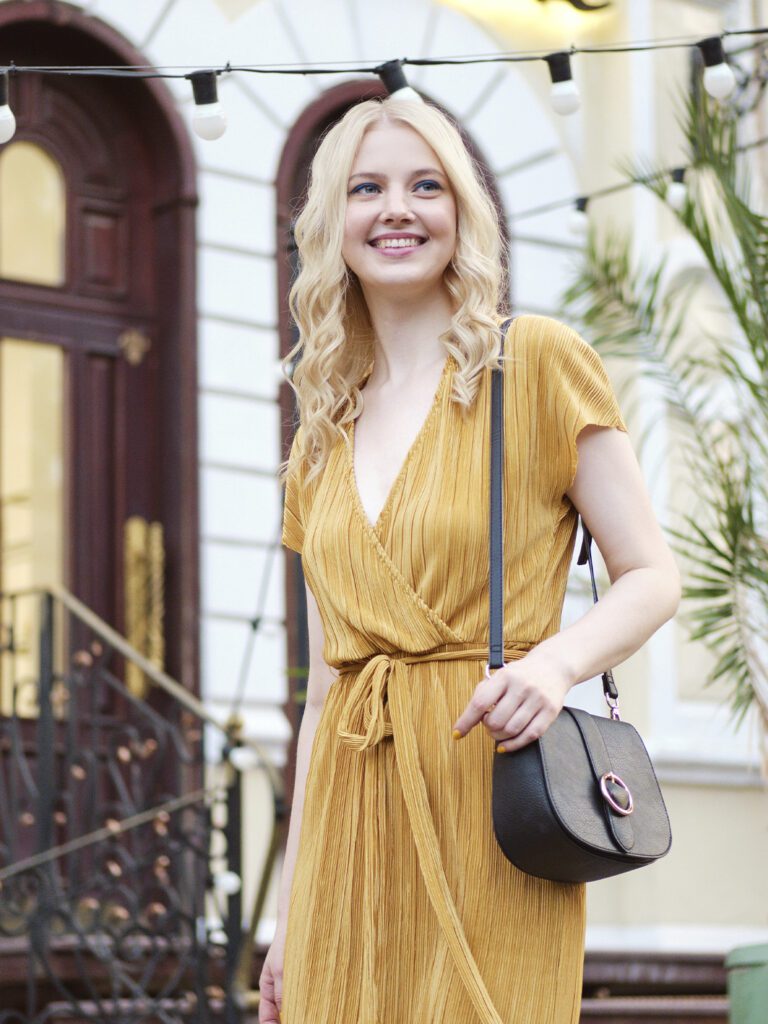 девушка с сумкой