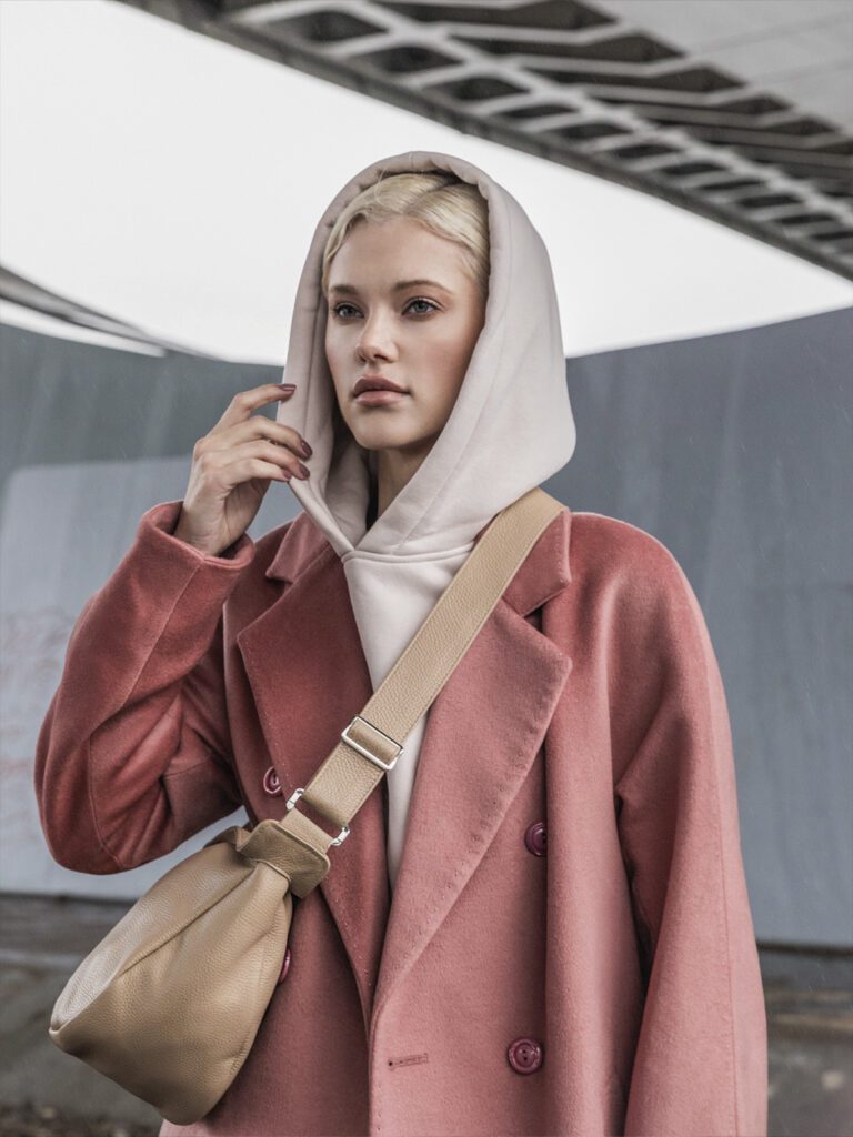 девушка с сумкой