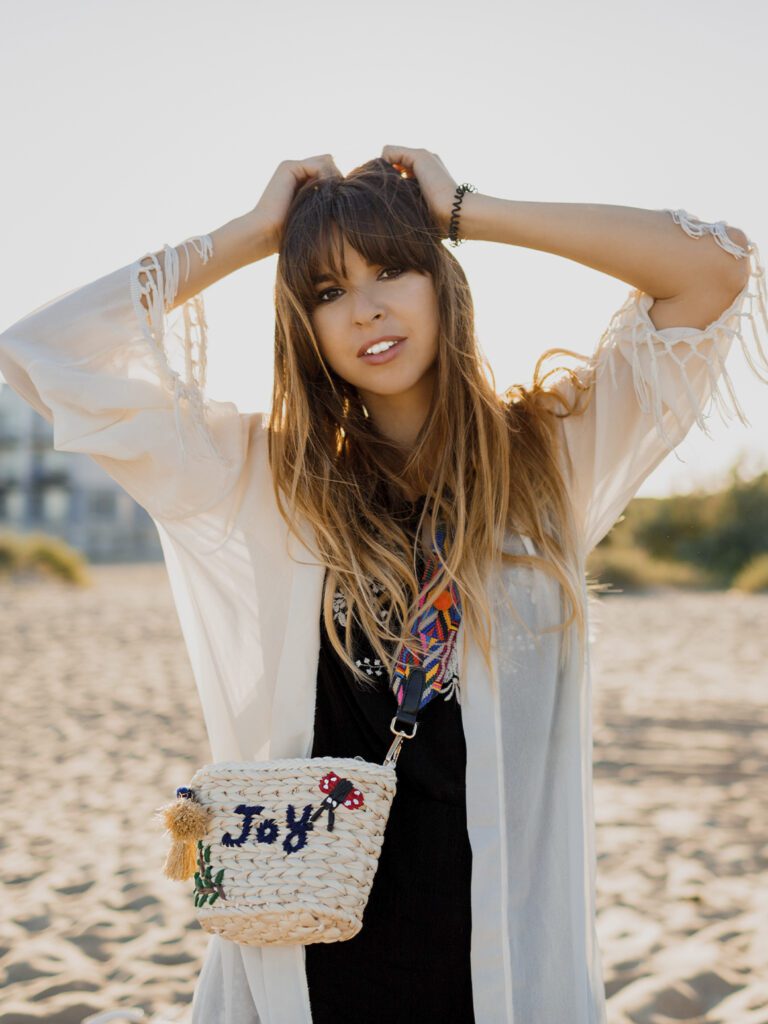 девушка с сумкой