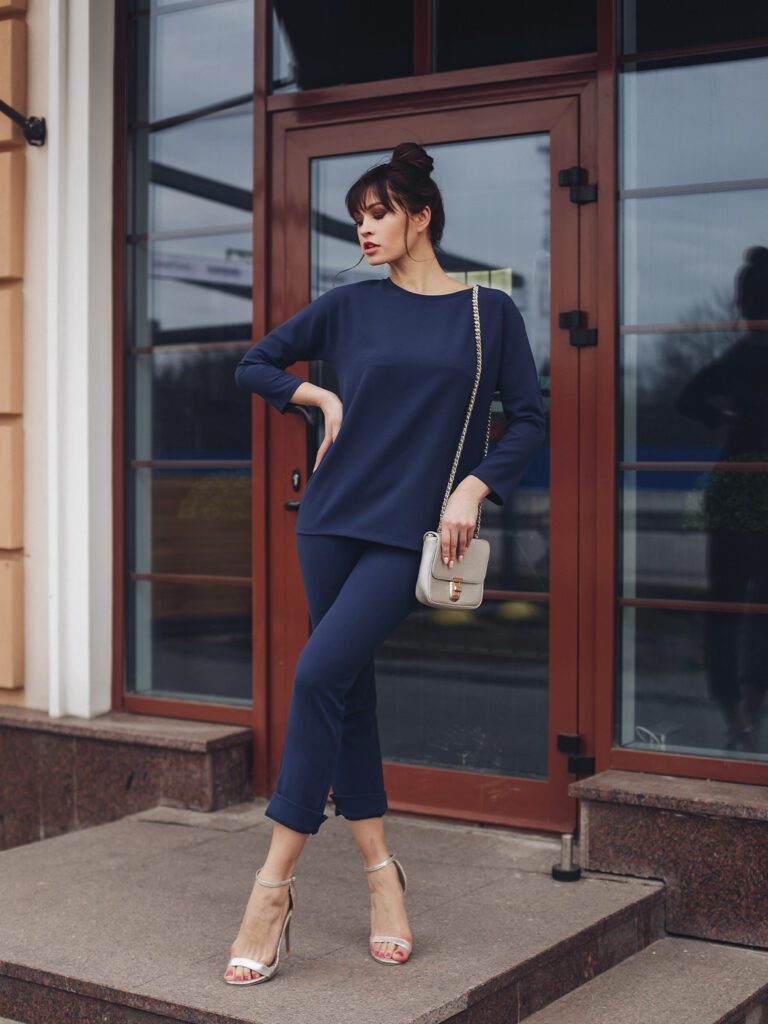 девушка с сумкой