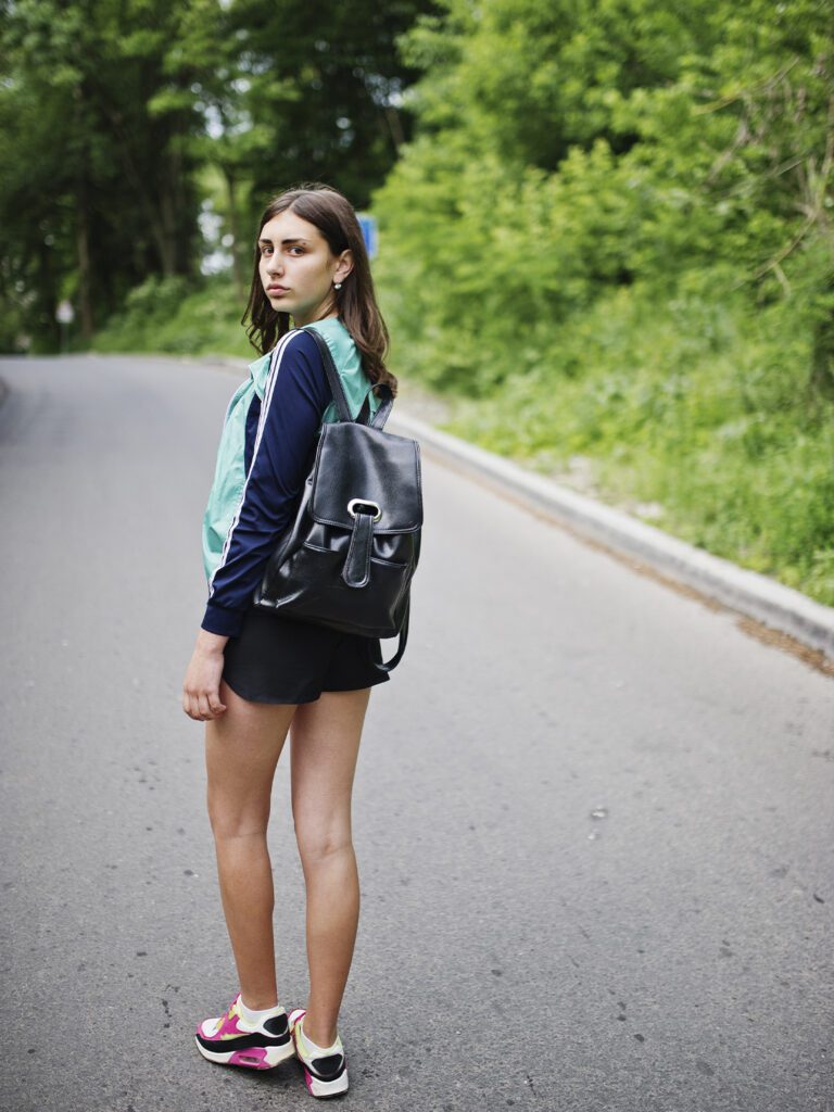 девушка с сумкой