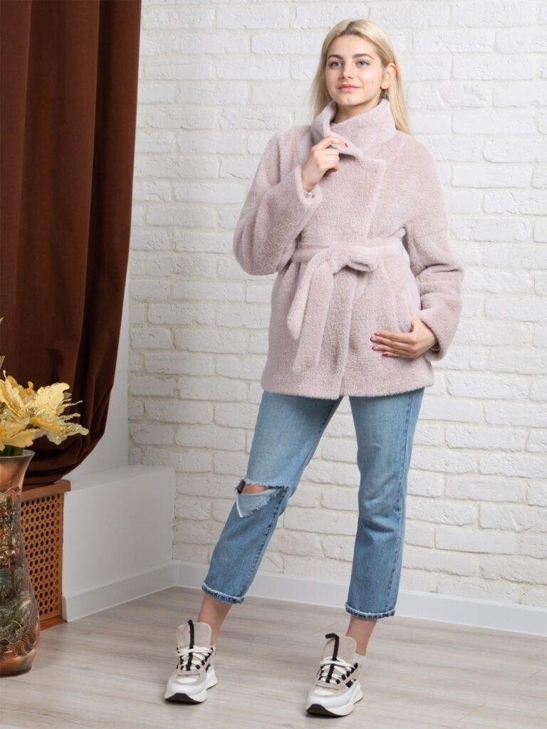 девушка в полушубке