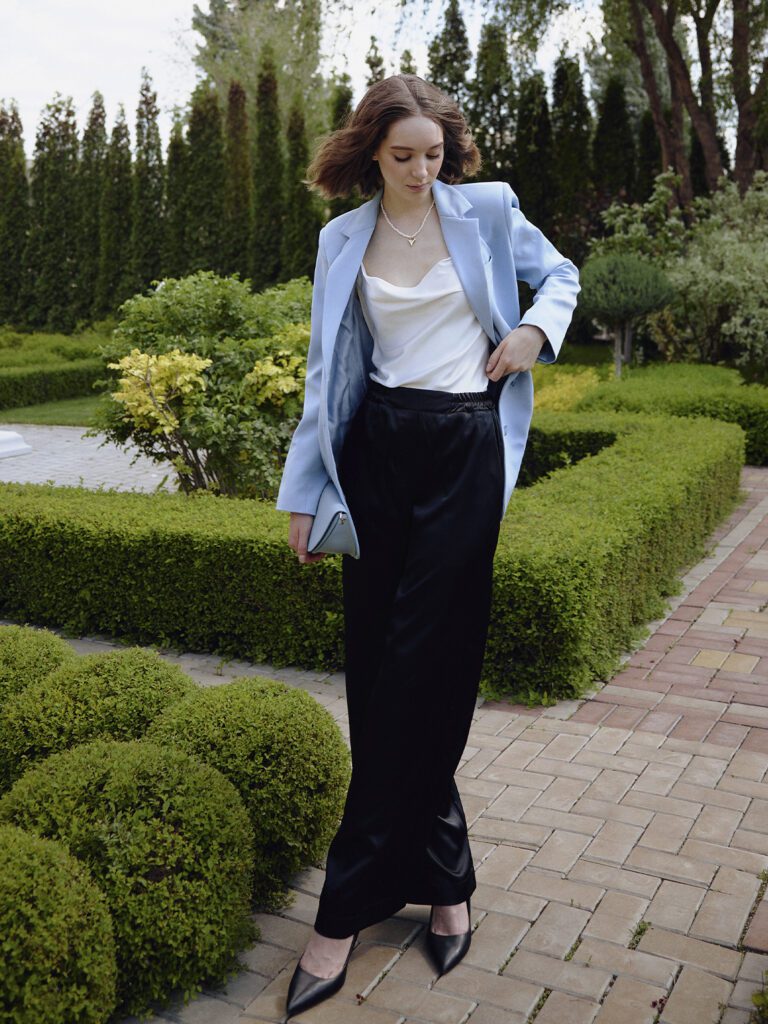 девушка в голубом пиджаке