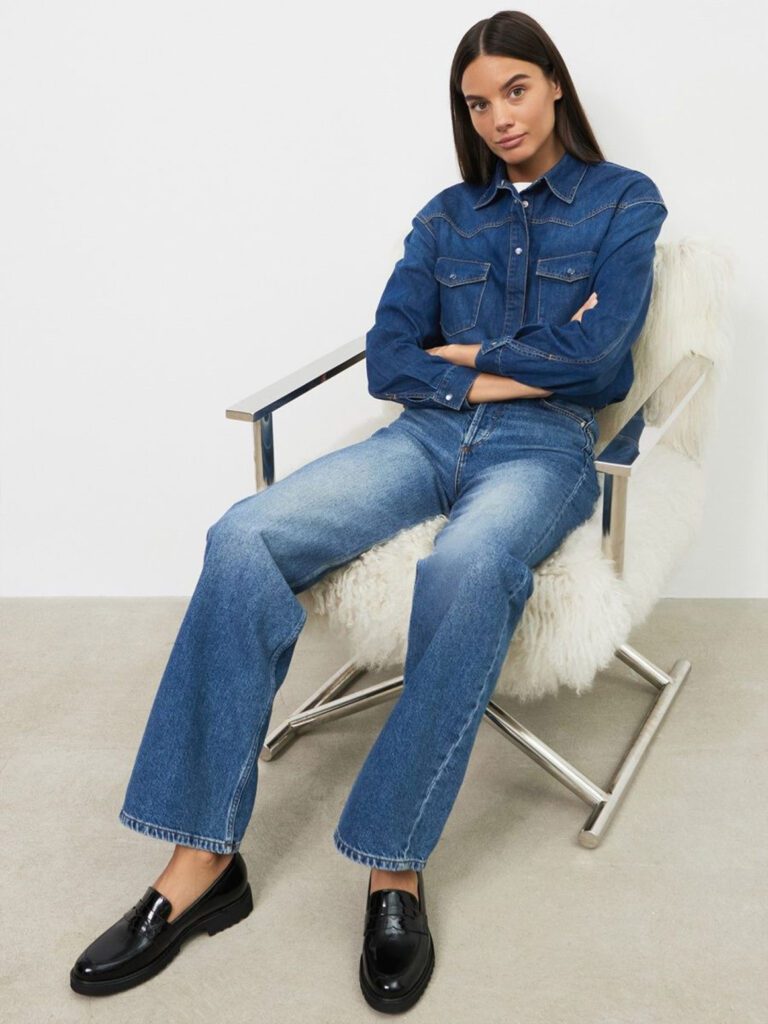 девушка в джинсовом костюме