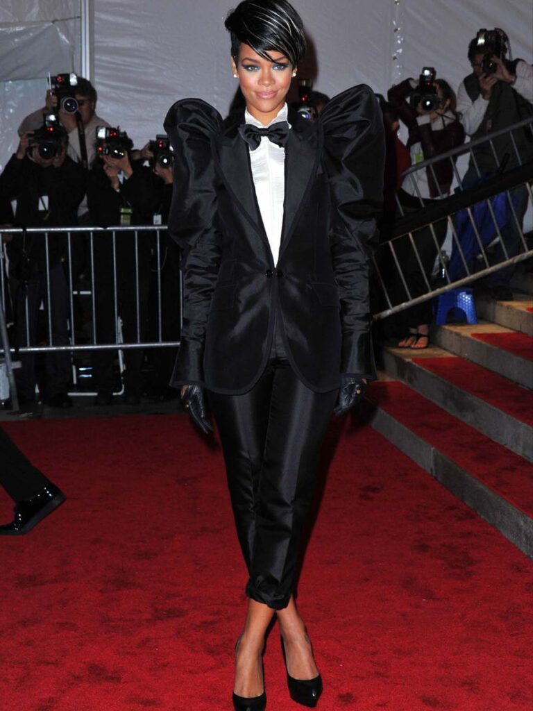 Рианна в черном костюме