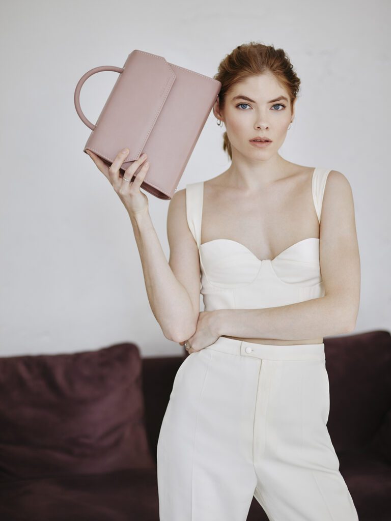 девушка с сумкой