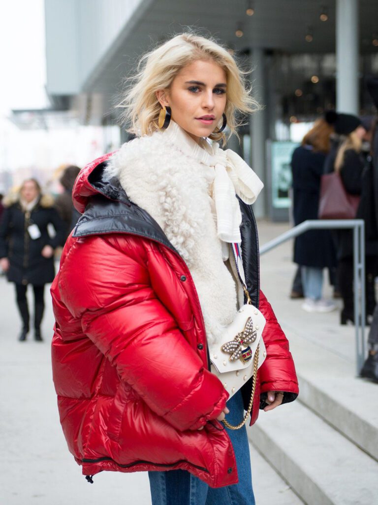 Комплект зимней куртки и кожаной юбки: Стиль и тепло в одном образе