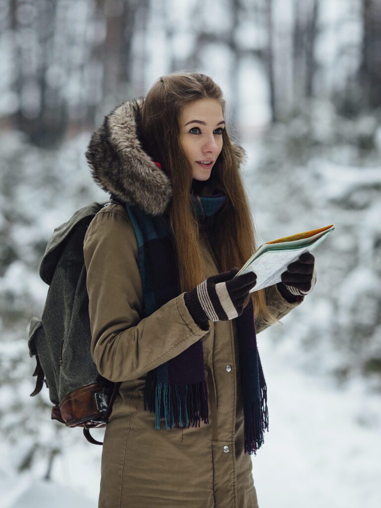 девушка в куртке парке