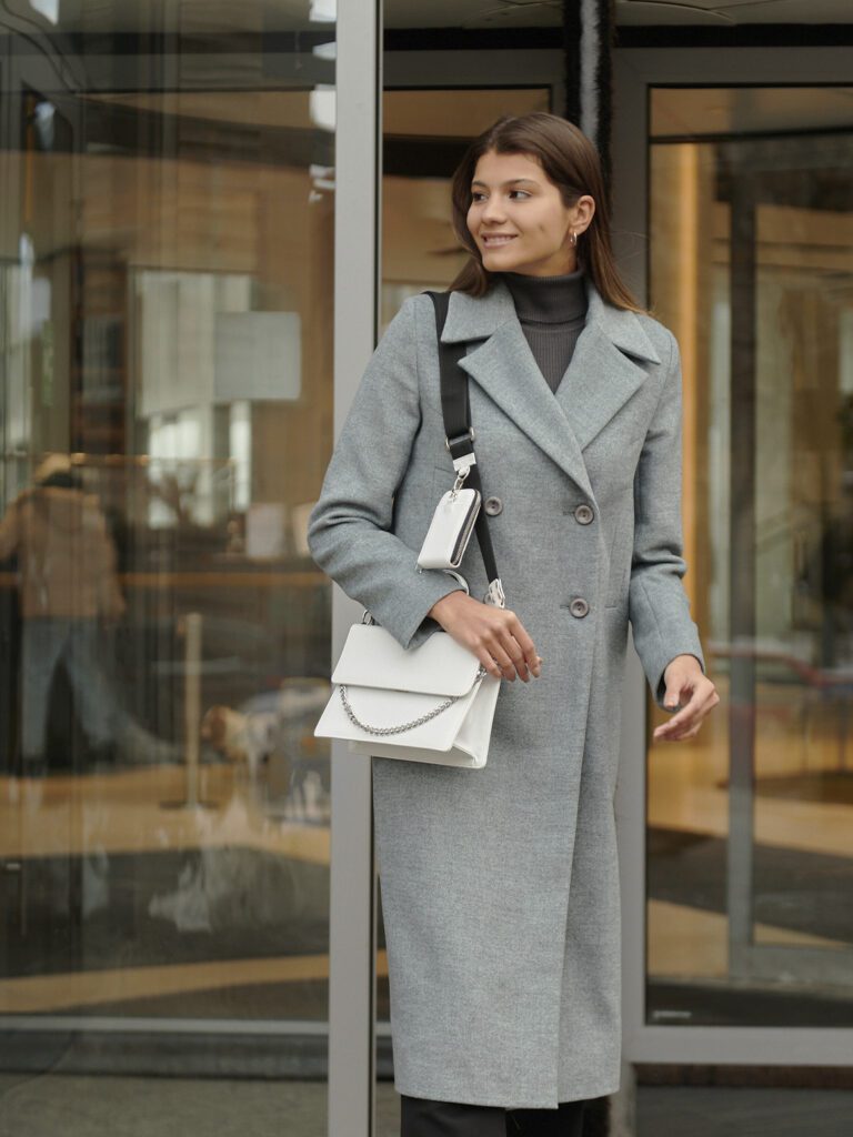 девушка в пальто