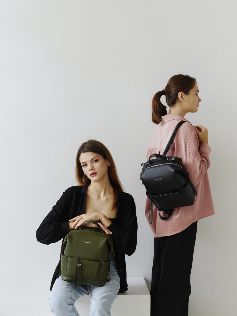 девушки с рюкзаками