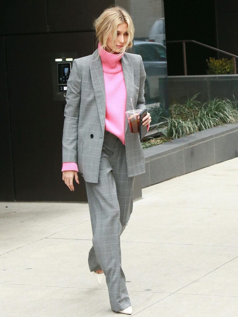 Хейли Бибер в брючном костюме