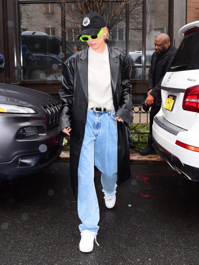 Хейли Бибер в плаще и джинсах