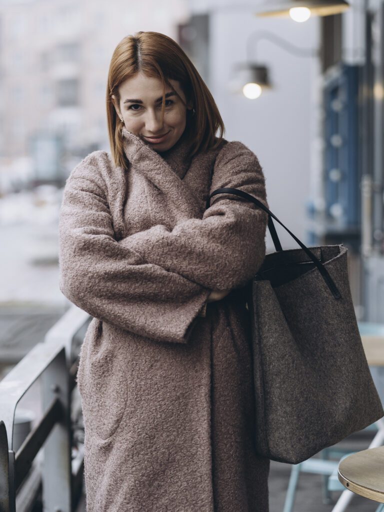 девушка в сумкой