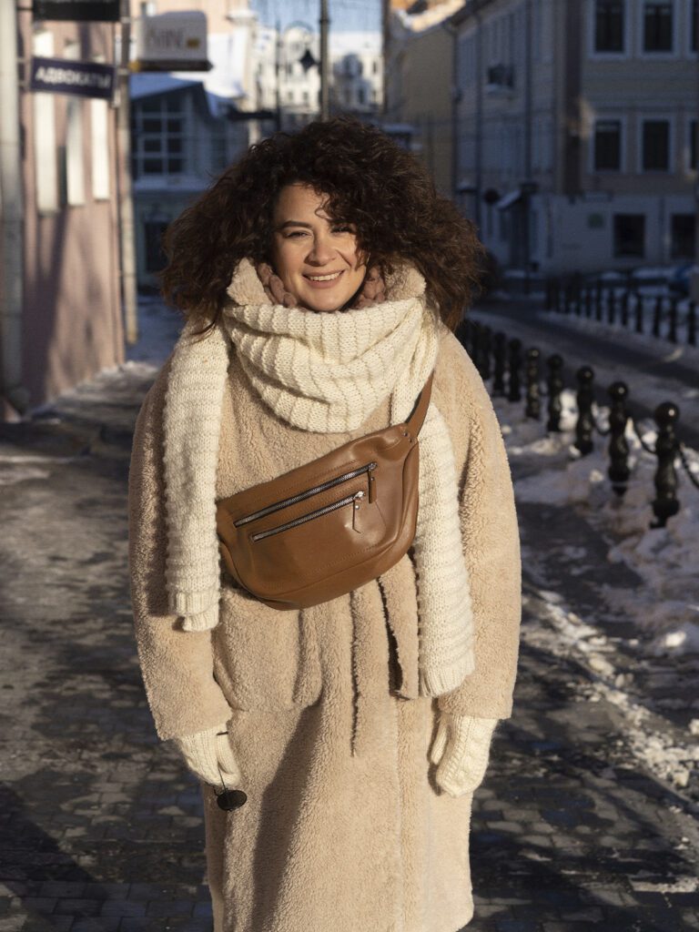 девушка с поясной сумкой