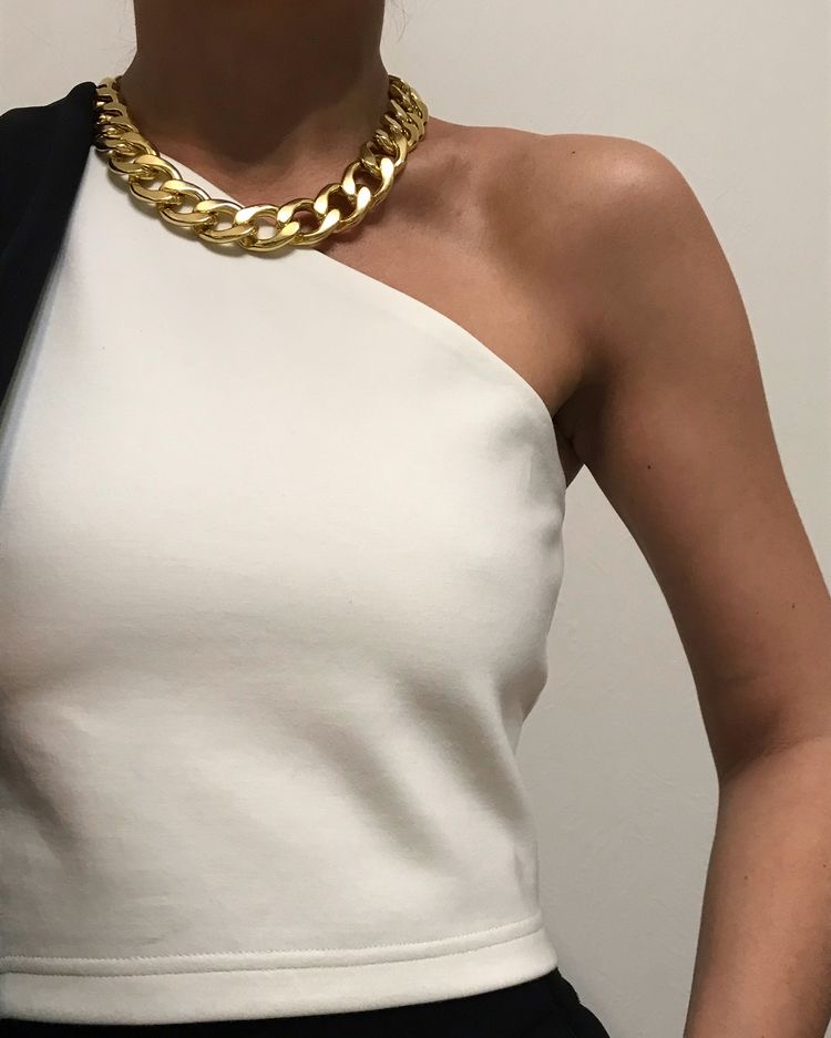 Трикотажный белый топ — одежда на лето 2023